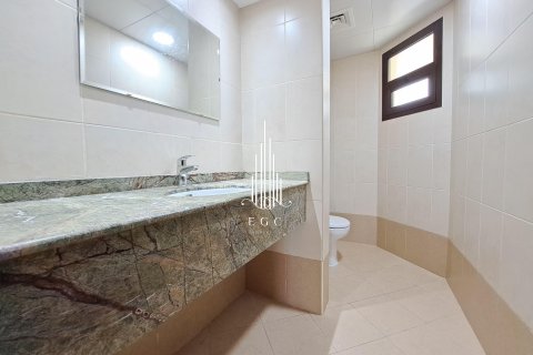 Vila di Al Khalidiya, Abu Dhabi, UAE 4 bilik tidur, 281 meter persegi № 450224 - foto 18