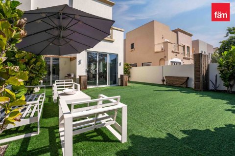 Vilë në Dubai, Emiratet e Bashkuara Arabe 2 dhoma gjumi, 250 m2. № 682046