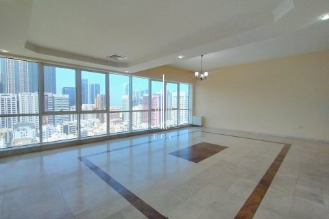 Apartament în Hamdan Street, Abu Dhabi, EAU 3 dormitoare, 241.5 mp.  №578701