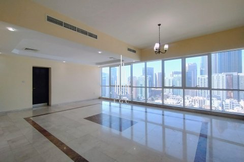 Apartament de închiriat în Hamdan Street, Abu Dhabi, EAU 3 dormitoare, 241.5 mp.  №578701 - poză 2