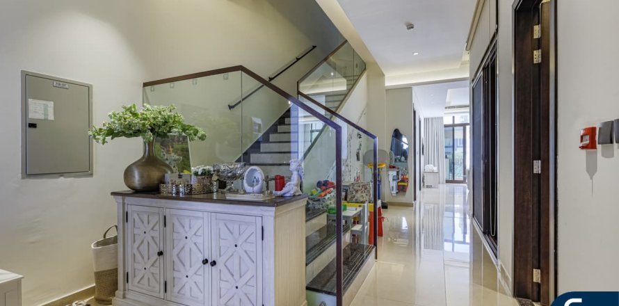 Huvila Al Furjan, Dubai, Arabiemiraatit 4 makuuhuonetta, 311 m2 № 684968