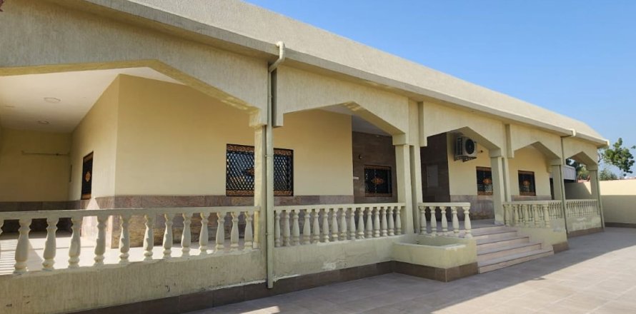 ویلا در Khuzam، Ras Al Khaimah ، امارات متحده عربی 5 خوابه ، 650 متر مربع.  شماره 735026