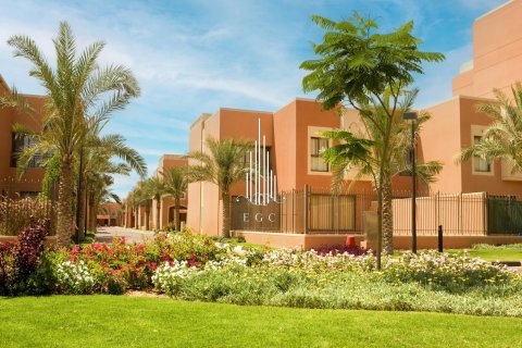 Vila u gradu Abu Dhabi Gate City, UAE 4 spavaće sobe, 326.9 m2 Br. 547212