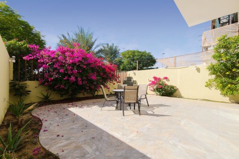 Villa in Jumeirah Village Circle, Dubai, UAE 3 bedrooms, 257.25 sq.m. № 751077 - photo 2