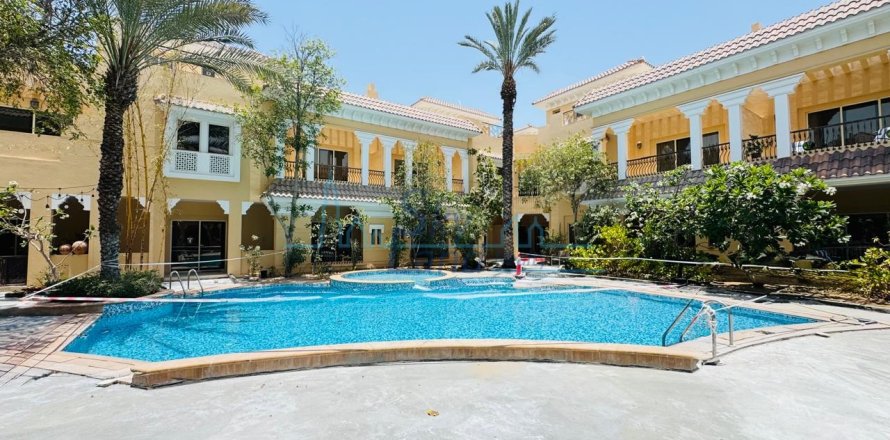 Villa asukohaga Jumeirah, Dubai, AÜE: 4 magamistoaga, 325 m² Nr 686604