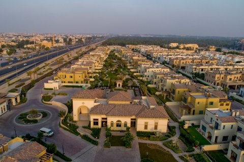 Radhus i Mirdif, Dubai, UAE 2 sovrum, 260 kvm Nr. 704596