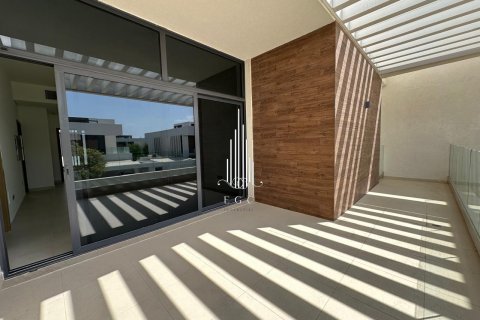 Üürile anda villa on the Yas Island, Abu Dhabi, AÜE: 5 magamistoaga, 581.1 m² Nr 557424 - pilt 7