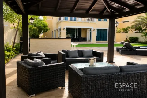 Willa do wynajęcia w Jumeirah Park, Dubai, ZEA 4 sypialnie, 455 mkw., nr 738166 - zdjęcie 2