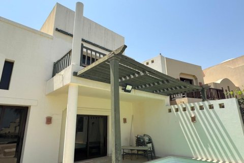 Vilë në Ras Al Khaimah, Emiratet e Bashkuara Arabe 2 dhoma gjumi, 172 m2. № 734938 - Foto 2