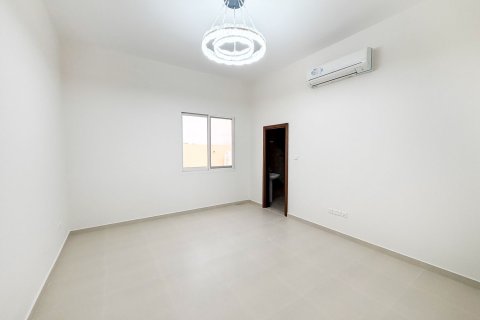 Vila di Al Aweer, Dubai, UAE 4 bilik tidur, 744.73 meter persegi № 754421 - foto 11