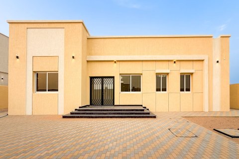 Villa a Al Aweer, Dubai, EAU 4 camere da letto, 744.73 mq. № 754421