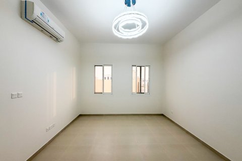 Vila di Al Aweer, Dubai, UAE 4 bilik tidur, 744.73 meter persegi № 754421 - foto 8