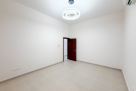 Vila di Al Aweer, Dubai, UAE 4 bilik tidur, 744.73 meter persegi № 754421 - foto 14