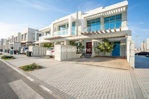 Al Furjan、Dubai、UAEにあるヴィラ 4ベッドルーム、225.4 m2 No707667