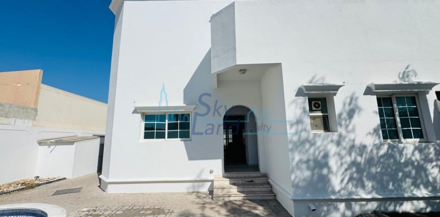 Villa em Umm Suqeim, Dubai, EAU 4 quartos, 372 m2 № 693808