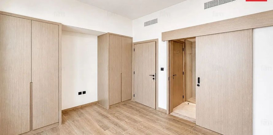 Rijtjeshuis in Dubai, VAE 4 slaapkamers, 144 vr.m. nr 715086