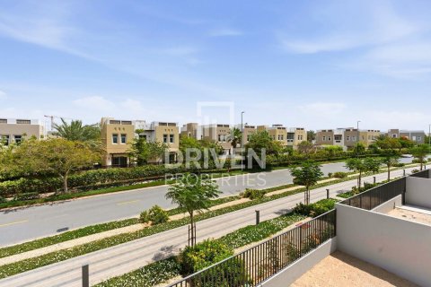Kaupunkipientalo Mudon, Dubai, Arabiemiraatit 4 makuuhuonetta, 259.48 m2 № 768469 - kuva 2