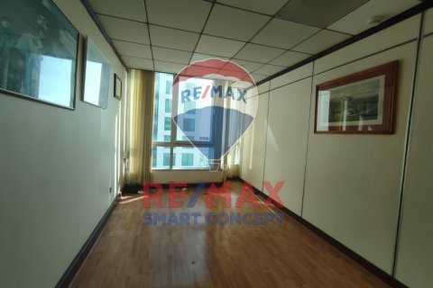 Office in Al Khalidiya, Abu Dhabi, UAE 180 sq.m. № 454063 - photo 5
