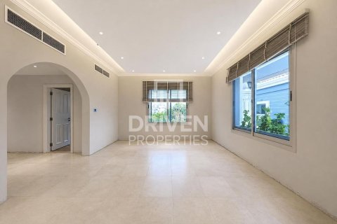 Müüa villa asukohaga Falcon City of Wonders, Dubai, AÜE: 5 magamistoaga, 1064.85 m² Nr 761722 - pilt 4