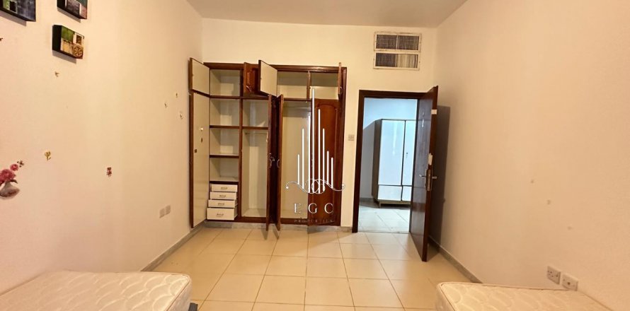 ساختمان در Al Khalidiya، Abu Dhabi ، امارات متحده عربی 297.3 متر مربع.  شماره 557415