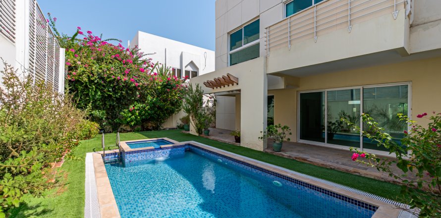 Jumeirah、Dubai、UAEにあるヴィラ 5ベッドルーム、390.19 m2 No749848