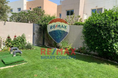 Villa à Al Reef, Abu Dhabi, EAU: 5 chambres, 273.4 m2 № 580527