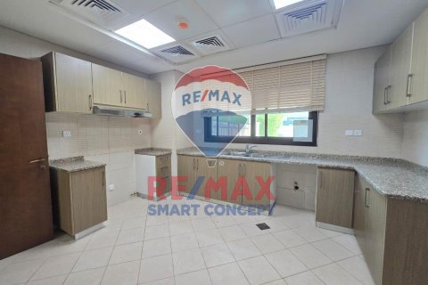 Vilă de închiriat în Al Salam Street, Abu Dhabi, EAU 3 dormitoare, 353 mp.  №506994 - poză 2