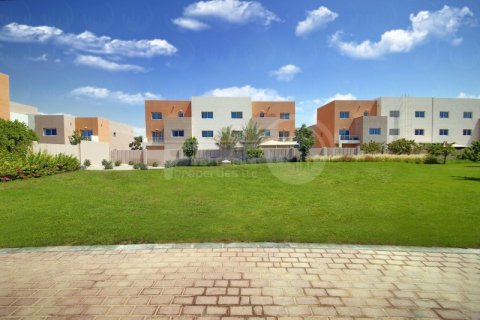 Villa in Al Reef, Abu Dhabi, VAE 3 slaapkamers, 225.2 vr.m. nr 406813