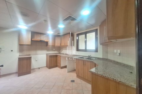 Villa te huur in Sas Al Nakheel, Abu Dhabi, VAE 3 slaapkamers, 278.7 vr.m., nr 534162 - foto 7