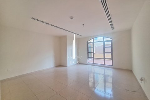 Villa te huur in Sas Al Nakheel, Abu Dhabi, VAE 3 slaapkamers, 278.7 vr.m., nr 534162 - foto 4