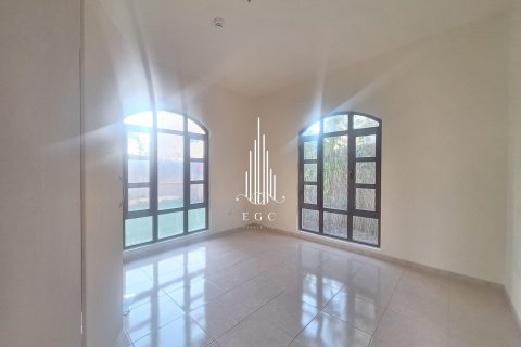 Villa te huur in Sas Al Nakheel, Abu Dhabi, VAE 3 slaapkamers, 278.7 vr.m., nr 534162 - foto 5