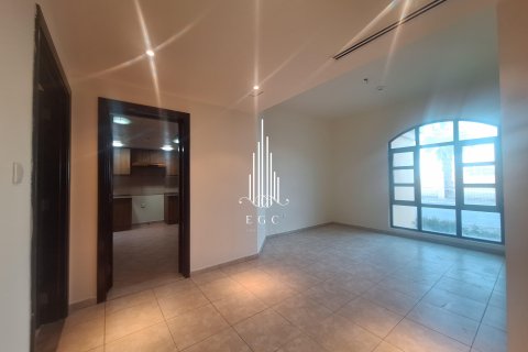 Villa te huur in Sas Al Nakheel, Abu Dhabi, VAE 3 slaapkamers, 278.7 vr.m., nr 534162 - foto 9