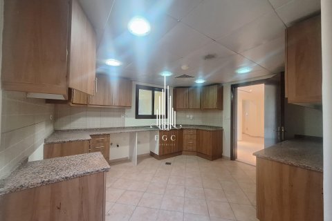 Villa te huur in Sas Al Nakheel, Abu Dhabi, VAE 3 slaapkamers, 278.7 vr.m., nr 534162 - foto 2