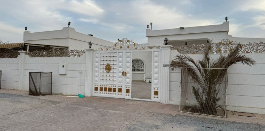 Вілла в Seih Al Ghubb, Рас-эль-Хайма, ОАЕ 5 спалень, 929м2 № 735245