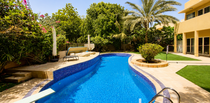 Villa in Arabian Ranches, Dubai, UAE 5 bedrooms, 450.49 sq.m. № 753620
