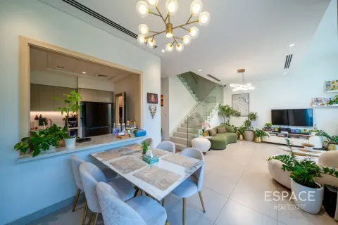 Kaupunkipientalo Al Furjan, Dubai, Arabiemiraatit 3 makuuhuonetta, 244 m2 № 737783