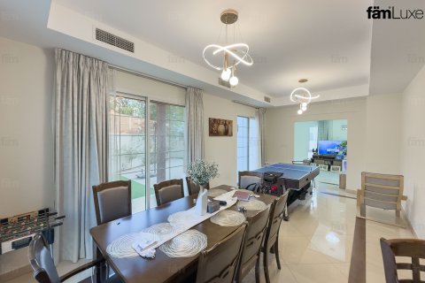 Vila u gradu Dubai, UAE 3 spavaće sobe, 574.9 m2 Br. 660508 - Slika 2