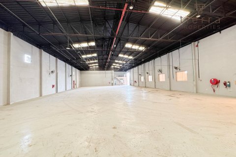 Warehouse in Al Quoz, Dubai, UAE 1858 sq.m. № 539968 - photo 6