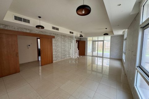 Villa asukohaga Khalifa City, Abu Dhabi, AÜE: 4 magamistoaga, 679.6 m² Nr 482246