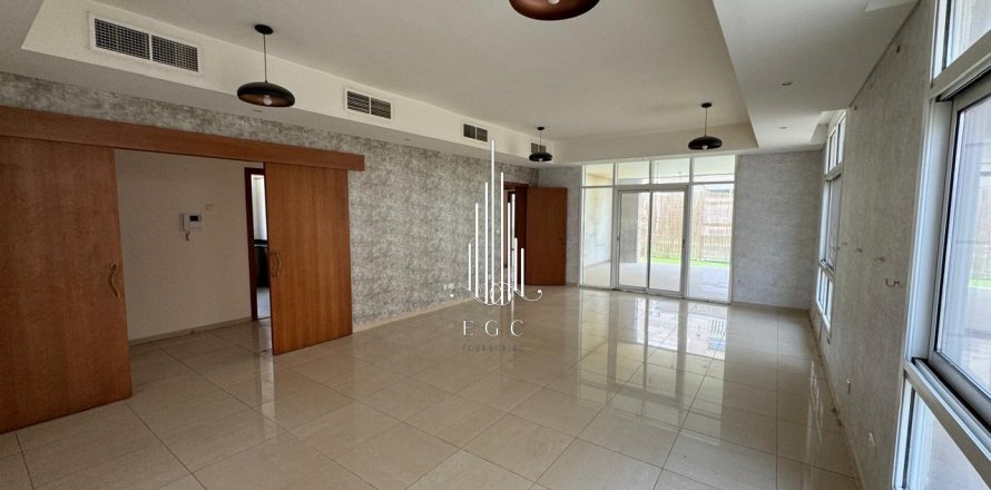 Huvila Khalifa City, Abu Dhabi, Arabiemiraatit 4 makuuhuonetta, 679.6 m2 № 482246