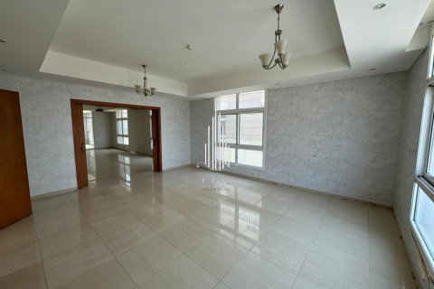 Huvila Khalifa City, Abu Dhabi, Arabiemiraatit 4 makuuhuonetta, 679.6 m2 № 482246 - kuva 2