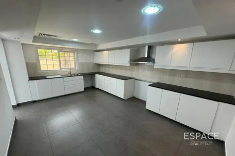 Vila v Meadows, Dubai, SAE 4 spálne, 287 m2 č. 738184 - Fotografia 3