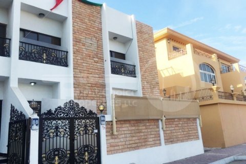 Villa in Al Khalidiya, Abu Dhabi, UAE 4 bedrooms, 232.3 sq.m. № 407201