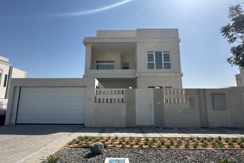 Vilë në Abu Dhabi, Emiratet e Bashkuara Arabe 5 dhoma gjumi, 390 m2. № 717412 - Foto 3