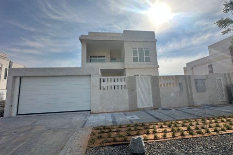 Vila v Abu Dhabi, SAE 5 spální, 390 m2 č. 717412