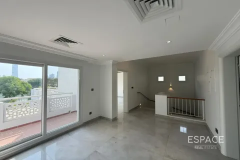 Villa te huur in Meadows, Dubai, VAE 5 slaapkamers, 391 vr.m., nr 738217 - foto 2