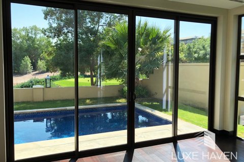 Villa til salg i Jumeirah Golf Estates, Dubai, UAE 5 soveværelser, 522.58 kvm № 571375 - foto 11