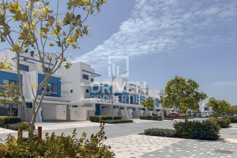 Adosado en Damac Lagoons, Dubai, EAU 3 dormitorios, 144 m² № 768142
