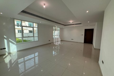 וילה להשכרה ב Khalifa City, Abu Dhabi, איחוד האמירויות  6 חדרי שינה, 836.1 מ"ר, מספר 476967 - תמונה 3