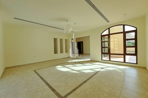 Villa in Sas Al Nakheel, Abu Dhabi, UAE 3 bedrooms, 208.6 sq.m. № 476966 - photo 2